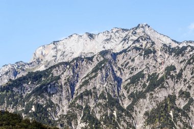 Güneşli bir günde Avusturya Alpleri'nde dağlar