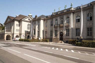 City Salzburg güneşli bir Avusturya Alpleri.