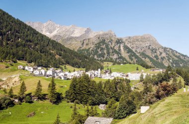 Güneşli bir günde Avusturya Alpleri'nde dağlar