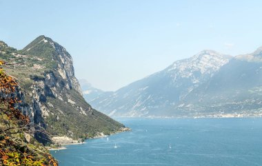 Como Gölü kıyısında güneşli bir İtalya