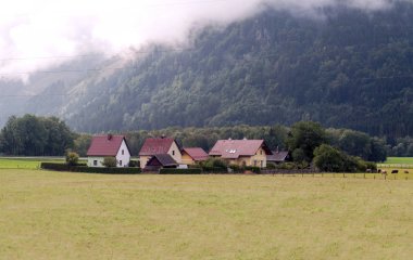 Bulutlu bir günde Avusturya Alpleri'nde kırsal köy
