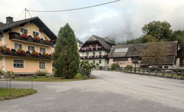 Bulutlu bir günde Avusturya Alpleri'nde kırsal köy