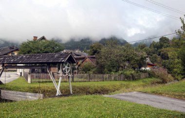 Bulutlu bir günde Avusturya Alpleri'nde kırsal köy