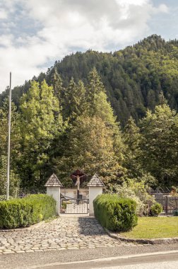 Bulutlu bir günde Avusturya Alpleri'nde dağlar