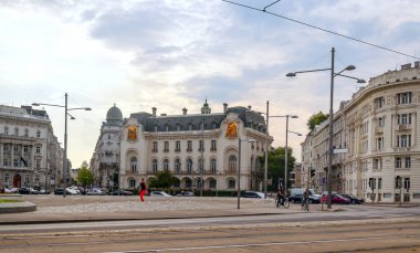 Vienna, Avusturya-Eylül 2015. Anonim turist geziniyor ve güneşli bir günde yolda dolaşan arabalar ile Avusturya Viyana başkenti sokaklarında.