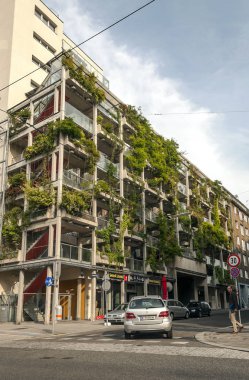 Vienna, Avusturya-Eylül 2015. Anonim turist geziniyor ve güneşli bir günde yolda dolaşan arabalar ile Avusturya Viyana başkenti sokaklarında.