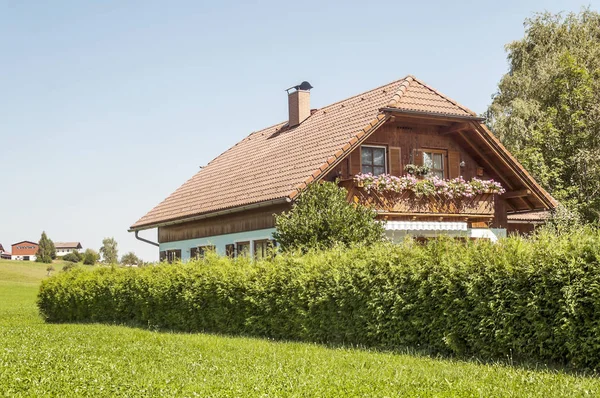 在一个阳光明媚的日子里 在奥地利阿尔卑斯山拥有木结构房屋的戈索村 — 图库照片