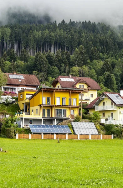 Bulutlu bir günde Avusturya Alpleri'nde kırsal köy