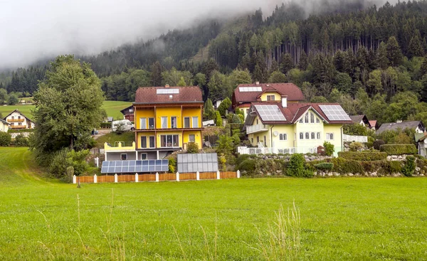 Αγροτικό Χωριό Στις Αυστριακές Άλπεις Μια Συννεφιασμένη Μέρα — Φωτογραφία Αρχείου