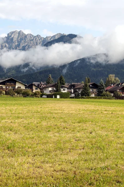 Сельская Деревня Австрийских Альпах Пасмурный День — стоковое фото