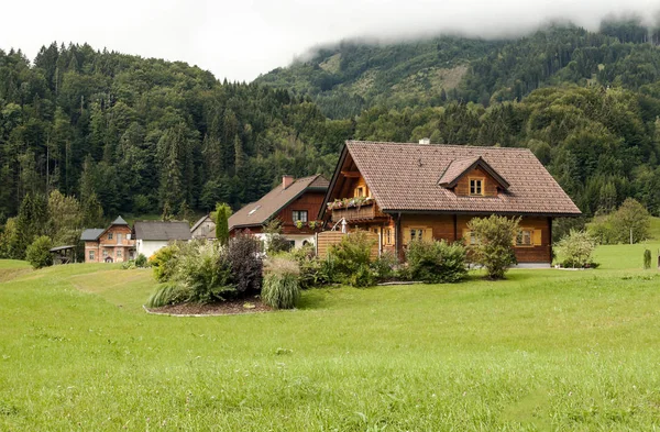Aldeia Rural Nos Alpes Austríacos Dia Nublado — Fotografia de Stock
