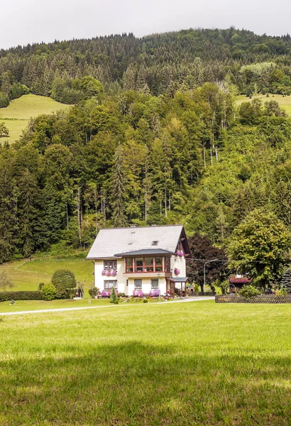 Landelijk Dorp Oostenrijkse Alpen Een Bewolkte Dag — Stockfoto