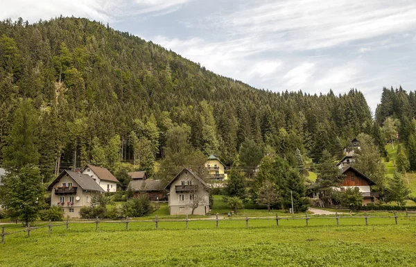 Bulutlu bir günde Avusturya Alpleri'nde kırsal köy