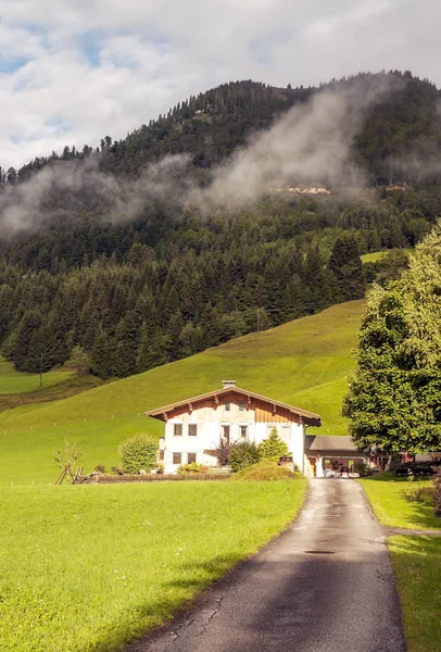 Landelijk Dorp Oostenrijkse Alpen Een Bewolkte Dag — Stockfoto