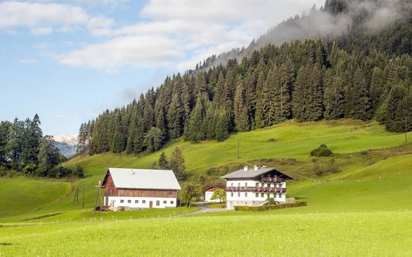 Pueblo Rural Los Alpes Austríacos Día Nublado —  Fotos de Stock