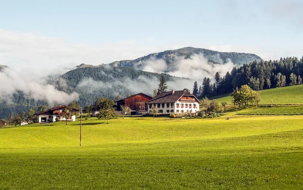 曇りの日に オーストリア アルプスの農村 — ストック写真