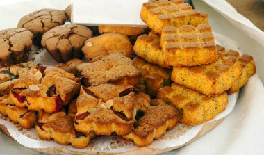 Bir tabakta İsviçre bisküvi