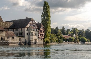 Stein am Rhein bir komün ve tarihsel Swiss canton, Konstanz Gölü aşırı Batı kıyısında Doğu eksklav bulunan Schaffhausen, Kanton şehridir. 