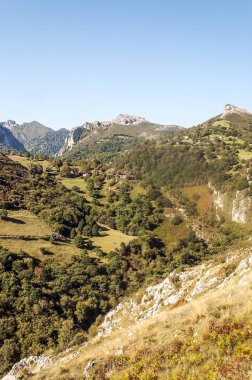 Avrupa'nın doruklarına İspanya Asturias il güneşli bir günde'kuzeyinde dağlarda.