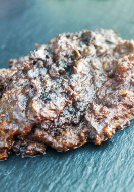 Siyah arka plan üzerine patates ile Dana biftek