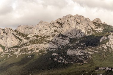 Avrupa'nın doruklarına İspanya Asturias il güneşli bir günde'kuzeyinde dağlarda.
