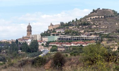 Asturias, İspanya Kuzey güneşli bir günde dağlarda kırsal köy.