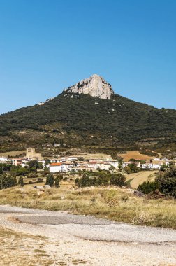Asturias, İspanya Kuzey güneşli bir günde dağlarda kırsal köy.