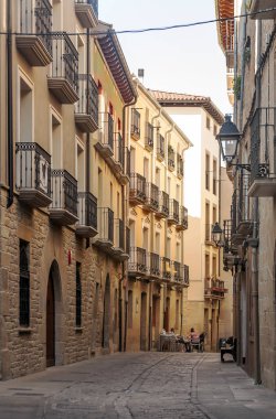 Olite, Navarra, İspanya-Ekim 2015. Olite tarihi merkezi güneşli bir günde sokaklarında. Olite bir yerleşim yeri ve bir İspanyol Navarre Foral topluluk şehridir. Merindad aynı adı taşıyan başkanıdır ve ile aynı karşılık