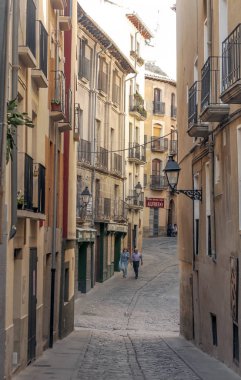 Olite, Navarra, İspanya-Ekim 2015. Olite tarihi merkezi güneşli bir günde sokaklarında. Olite bir yerleşim yeri ve bir İspanyol Navarre Foral topluluk şehridir. Merindad aynı adı taşıyan başkanıdır ve ile aynı karşılık