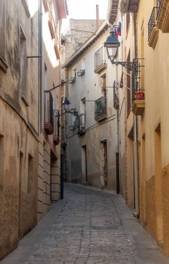 Olite tarihi merkezi güneşli bir günde sokaklarında. Olite bir yerleşim yeri ve bir İspanyol Navarre Foral topluluk şehridir. Merindad aynı adı taşıyan başkanıdır ve yargı partinin aynı toprakları ile karşılık 