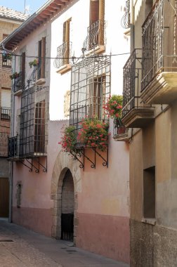 Olite tarihi merkezi güneşli bir günde sokaklarında. Olite bir yerleşim yeri ve bir İspanyol Navarre Foral topluluk şehridir. Merindad aynı adı taşıyan başkanıdır ve yargı partinin aynı toprakları ile karşılık 