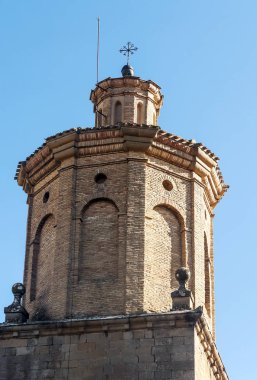 Olite tarihi merkezi güneşli bir günde sokaklarında. Olite bir yerleşim yeri ve bir İspanyol Navarre Foral topluluk şehridir. Merindad aynı adı taşıyan başkanıdır ve yargı partinin aynı toprakları ile karşılık 