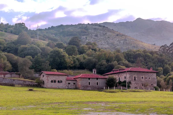 晴れた日にスペインの北でアストゥリアスの山の中の田舎の村 — ストック写真