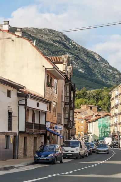 Deniz San Vicente de la Barquera üzerinde köprü. San Vicente de la Barquera Belediyesi ve kasaba Cantabria, İspanya olduğunu. L