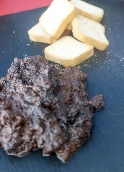 Carne Res Con Patatas Sobre Fondo Negro — Foto de Stock