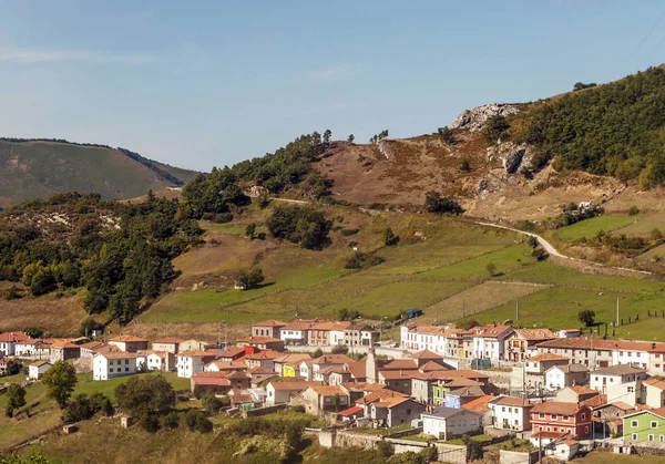 Сельская Деревня Горах Астурии Севере Испании Солнечный День — стоковое фото