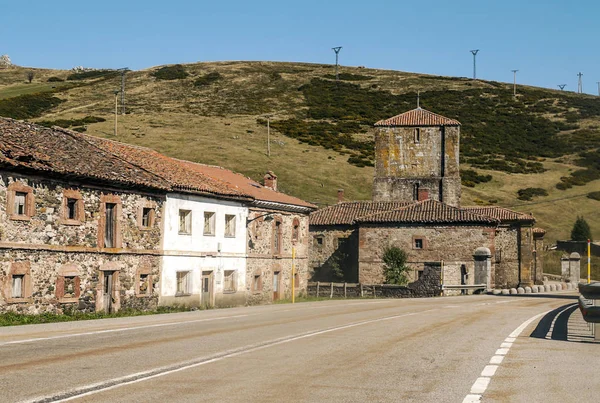 Está Localizado Encosta Das Montanhas Das Montanhas Cantábricas Uma Altitude — Fotografia de Stock