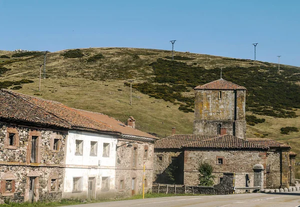 Encuentra Ladera Las Montañas Las Montañas Cantábricas Una Altitud Unos —  Fotos de Stock