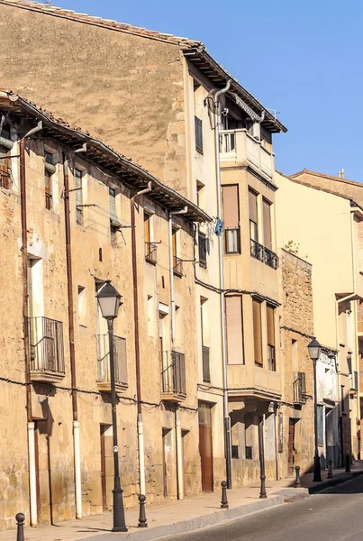 Olite tarihi merkezi güneşli bir günde sokaklarında. Olite bir yerleşim yeri ve bir İspanyol Navarre Foral topluluk şehridir. Merindad aynı adı taşıyan başkanıdır ve yargı partinin aynı toprakları ile karşılık 