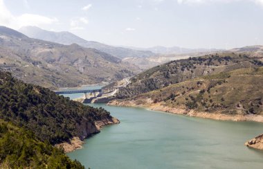 İspanyol Granada ili bulutlu bir günde Sierra Nevada dağlarında Gölü