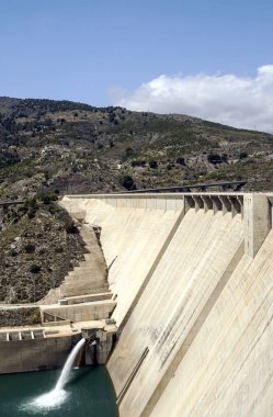 İspanyol Granada ili bulutlu bir günde Sierra Nevada dağlarında Gölü