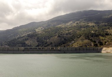 İspanyol Granada ili bulutlu bir günde Sierra Nevada dağlarında Gölü