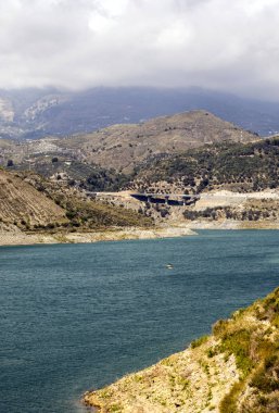İspanyol Granada ili bulutlu bir günde Sierra Nevada dağlarında Gölü