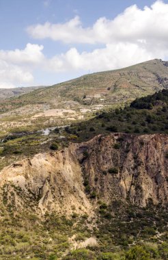 İspanyol Granada ili bulutlu bir günde Sierra Nevada dağlarında