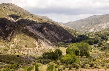 İspanyol Granada ili bulutlu bir günde Sierra Nevada dağlarında