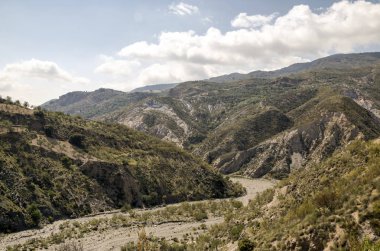 İspanyol Granada ili bulutlu bir günde Sierra Nevada dağlarında