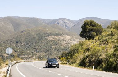 Pampaneira, Granada, İspanya-Ocak 2016. Bulutlu bir günde Granada şehrinde Sierra Nevada yolda araba araba.
