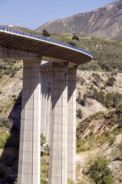 İspanyol Granada ili bulutlu bir günde Sierra Nevada dağlarında
