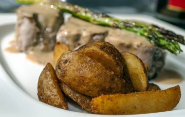 Bir tabakta sığır filetosu biber ve patates ile