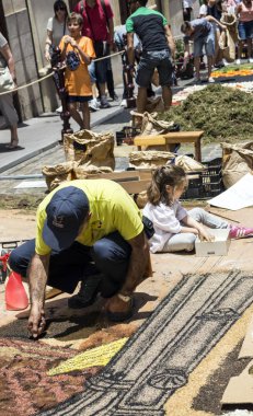 La Orotava Kanarya Adası İspanya - Haziran 2016. Corpus Christi günde çiçek halı üzerinde kasabanın insanları.